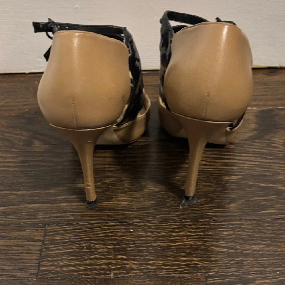 Michael Kors Black and Tan Women's Shoes - Picture 6 of 12